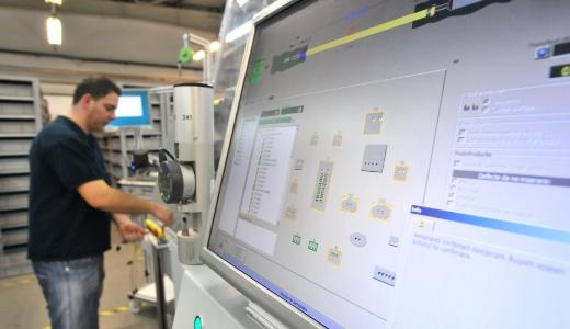 Teilautomatisierte Kabelsatzproduktion Teilautomatisierte Kabelsatzproduktion