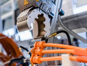 Schrumpfen von Hochvolt-Leitungssätzen / Shrinking of high-voltage automotive wiring harness